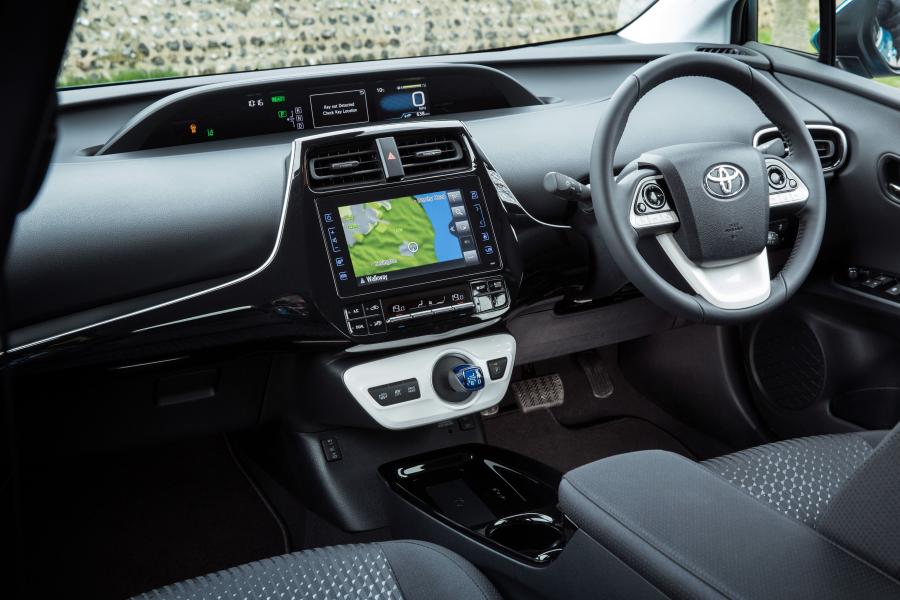 Торпедо Toyota Prius Plug-in Hybrid 2017 года  (UK) (фото 14 из 28)